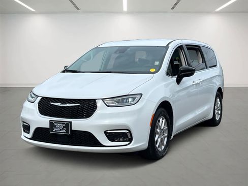 Used 2024 Chrysler Pacifica Touring-L FWD image 2