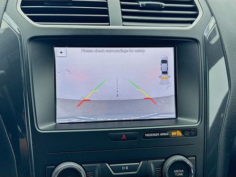 Used 2019 Ford Explorer XLT w/ Equipment Group 201A image 10