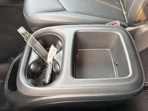 Used 2025 Chrysler Pacifica Select FWD image 26