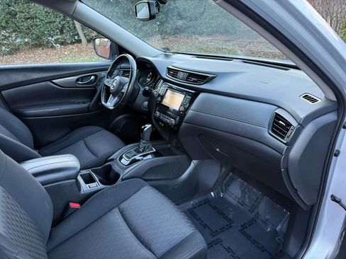 Used 2017 Nissan Rogue SV w/ SV Premium Package image 16