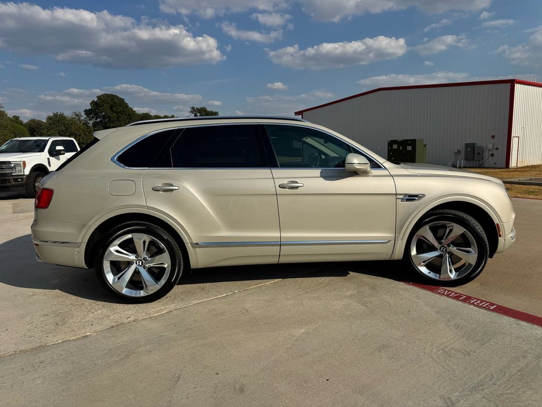 Used 2018 Bentley Bentayga AWD/4WD image 24
