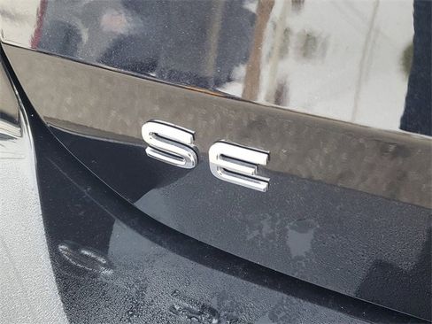 Certified 2025 Volkswagen Taos SE image 6