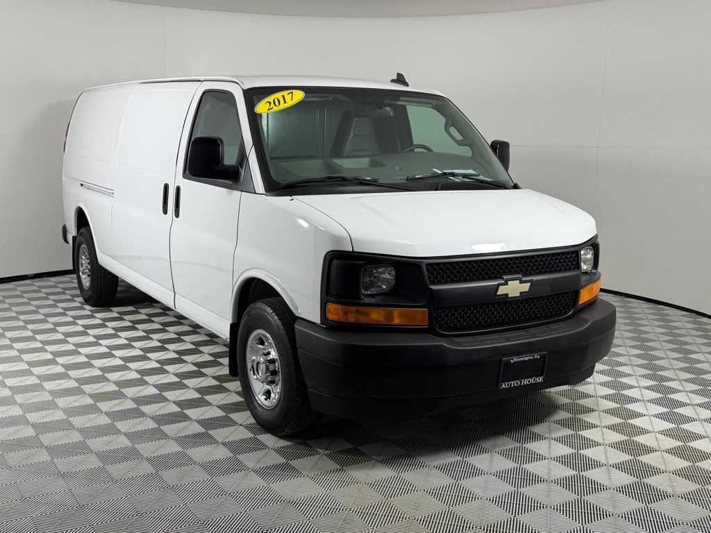 Used 2017 Chevrolet Express 3500 Extended RWD image 3