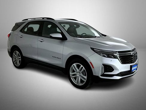 Used 2022 Chevrolet Equinox RS image 3