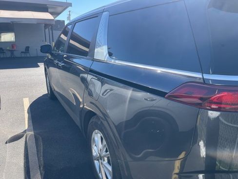 Used 2022 Kia Carnival LX image 7