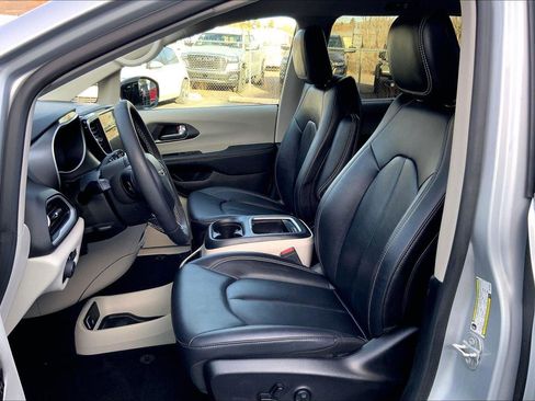 Certified 2024 Chrysler Pacifica Touring-L image 25