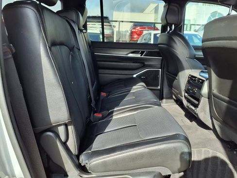 Used 2024 Jeep Wagoneer Series II w/ Flexible Seating Group AWD/4WD image 19