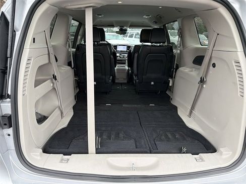 Used 2024 Chrysler Pacifica Touring-L image 38