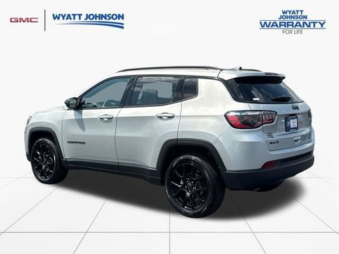 Used 2025 Jeep Compass Latitude w/ Convenience Group AWD/4WD image 3