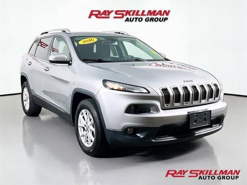 Used 2016 Jeep Cherokee Latitude w/ Cold Weather Group AWD/4WD image 1
