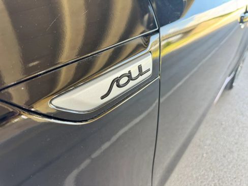 Used 2018 Kia Soul ! FWD image 9