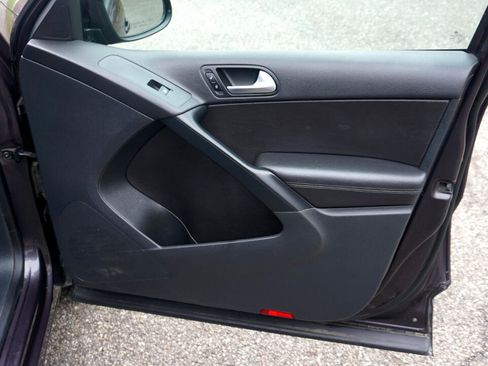 Used 2016 Volkswagen Tiguan S image 36