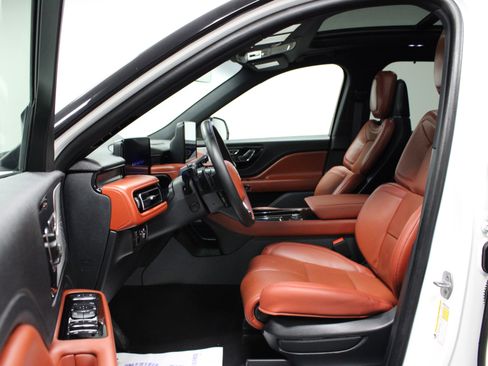 Used 2025 Lincoln Aviator Reserve w/ Luxury Package image 12