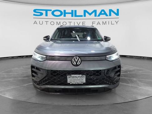 Used 2025 Volkswagen Tiguan SE R-Line AWD/4WD image 2