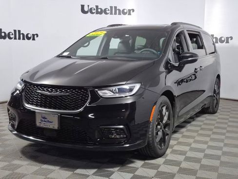 Used 2025 Chrysler Pacifica Limited FWD image 3