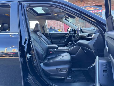 Used 2024 Toyota Highlander XLE image 18