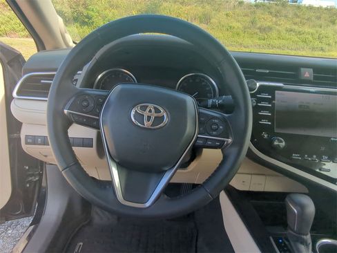 Used 2018 Toyota Camry XLE image 16