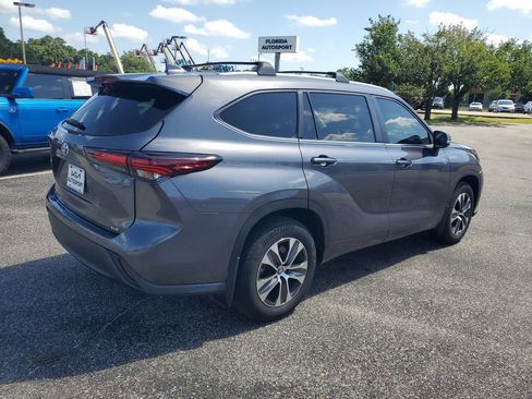 Used 2024 Toyota Highlander XLE FWD image 4