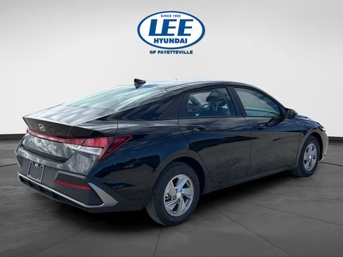New 2026 Hyundai Elantra SE FWD image 3