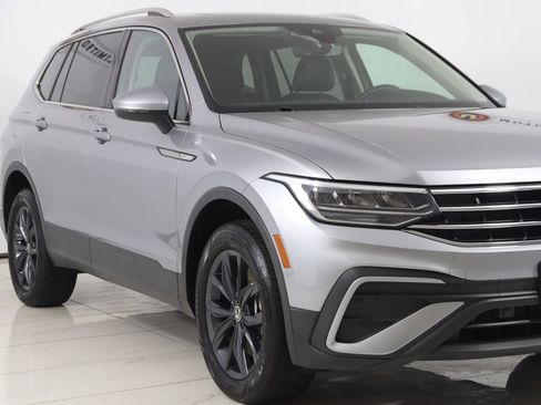 Used 2022 Volkswagen Tiguan SE w/ Panoramic Sunroof Package image 42