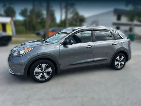 Used 2017 Kia Niro EX FWD image 2
