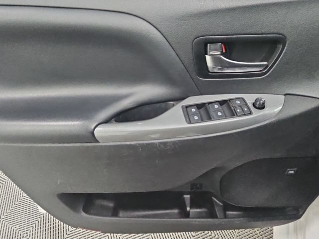 Used 2020 Toyota Sienna SE Premium w/ Nightshade Edition FWD image 13