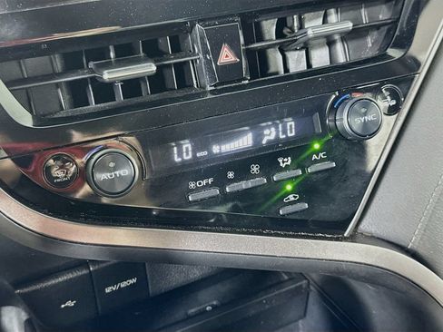 Used 2021 Toyota Camry XLE FWD image 28
