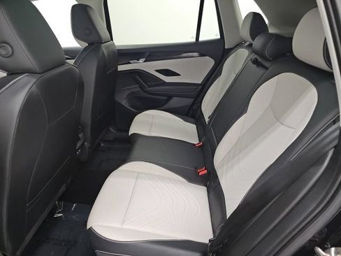 Used 2025 Volkswagen Tiguan SE w/ Panoramic Sunroof Package AWD/4WD image 28