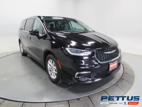 Used 2024 Chrysler Pacifica Touring-L FWD image 1