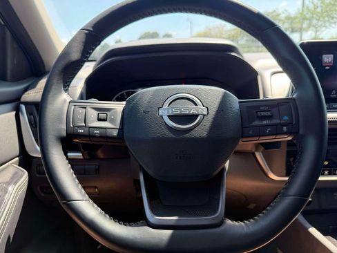 Used 2025 Nissan Rogue SV AWD/4WD image 21