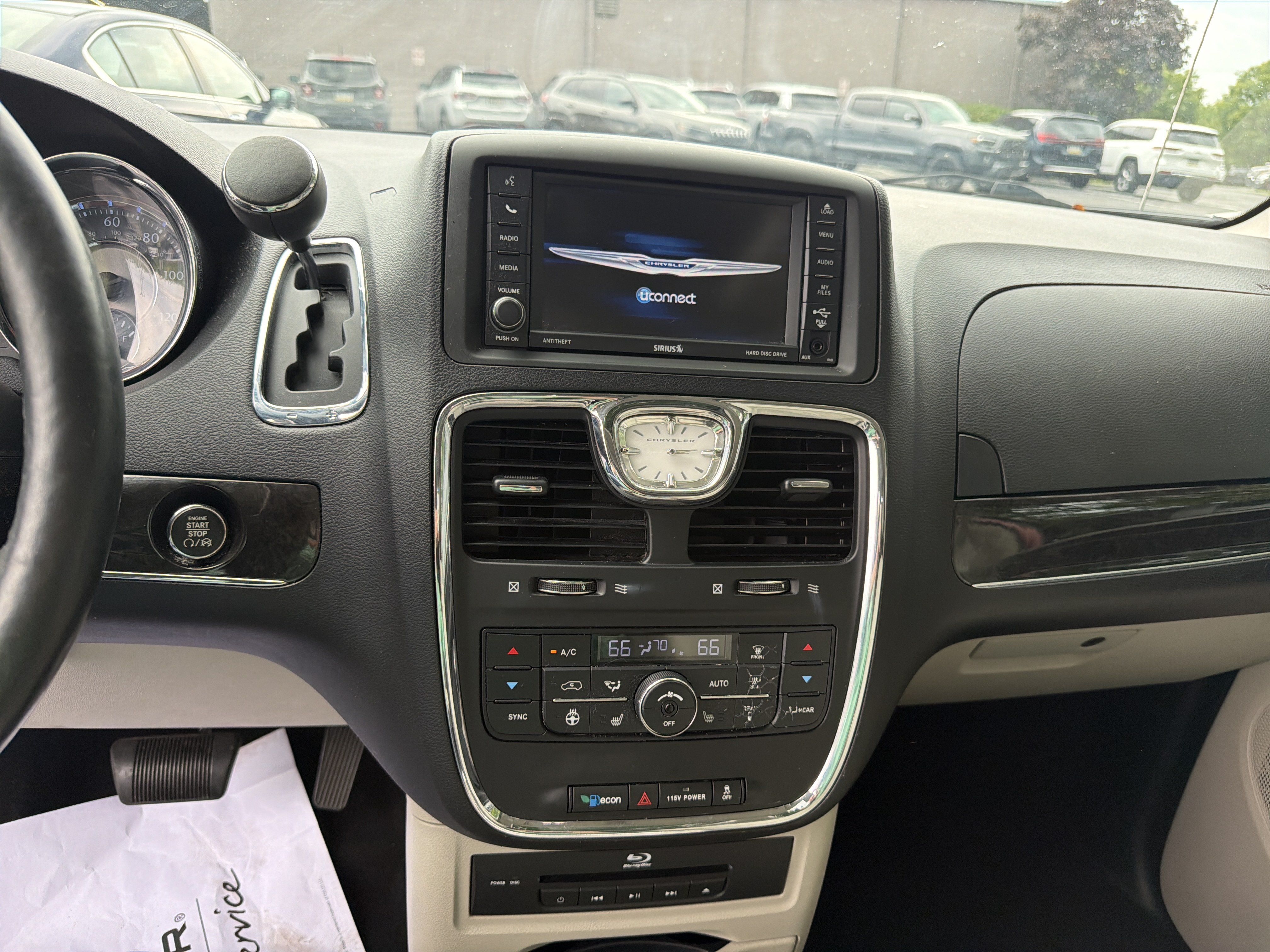 Used 2014 Chrysler Town & Country Touring-L w/ Driver Convenience Group FWD image 16