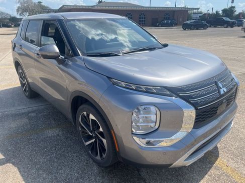 Used 2022 Mitsubishi Outlander SE image 1