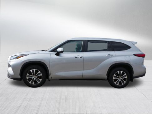 Used 2023 Toyota Highlander XLE AWD/4WD image 4