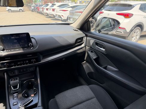 Used 2025 Nissan Rogue SV FWD image 37