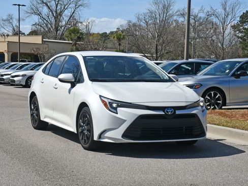 Used 2025 Toyota Corolla LE image 6