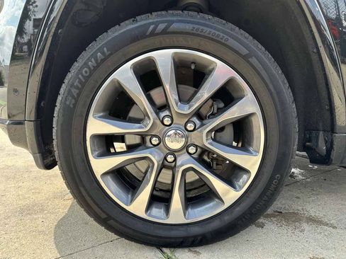 Used 2017 Jeep Grand Cherokee Overland w/ Jeep Active Safety Group AWD/4WD image 9
