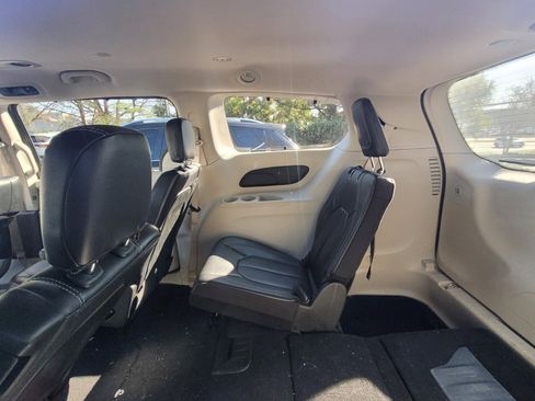 Used 2022 Chrysler Pacifica Touring-L image 4