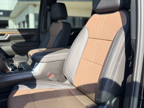 Used 2024 Chevrolet Silverado 3500 High Country w/ Technology Package image 12