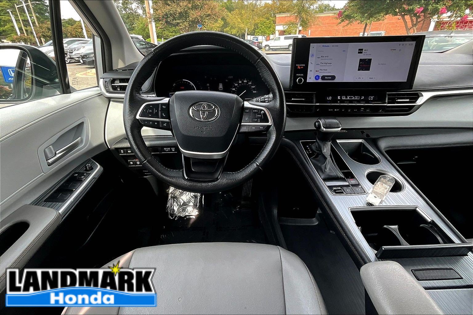 Used 2025 Toyota Sienna XLE FWD image 5
