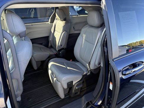 Used 2023 Toyota Sienna Limited image 7