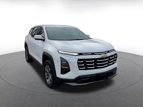 Used 2025 Chevrolet Equinox LT image 3