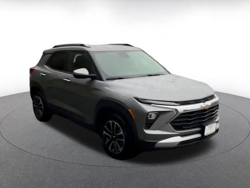 Used 2025 Chevrolet TrailBlazer LT image 3