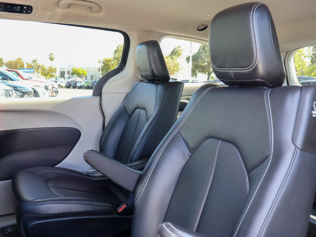 Used 2024 Chrysler Pacifica Limited FWD image 24