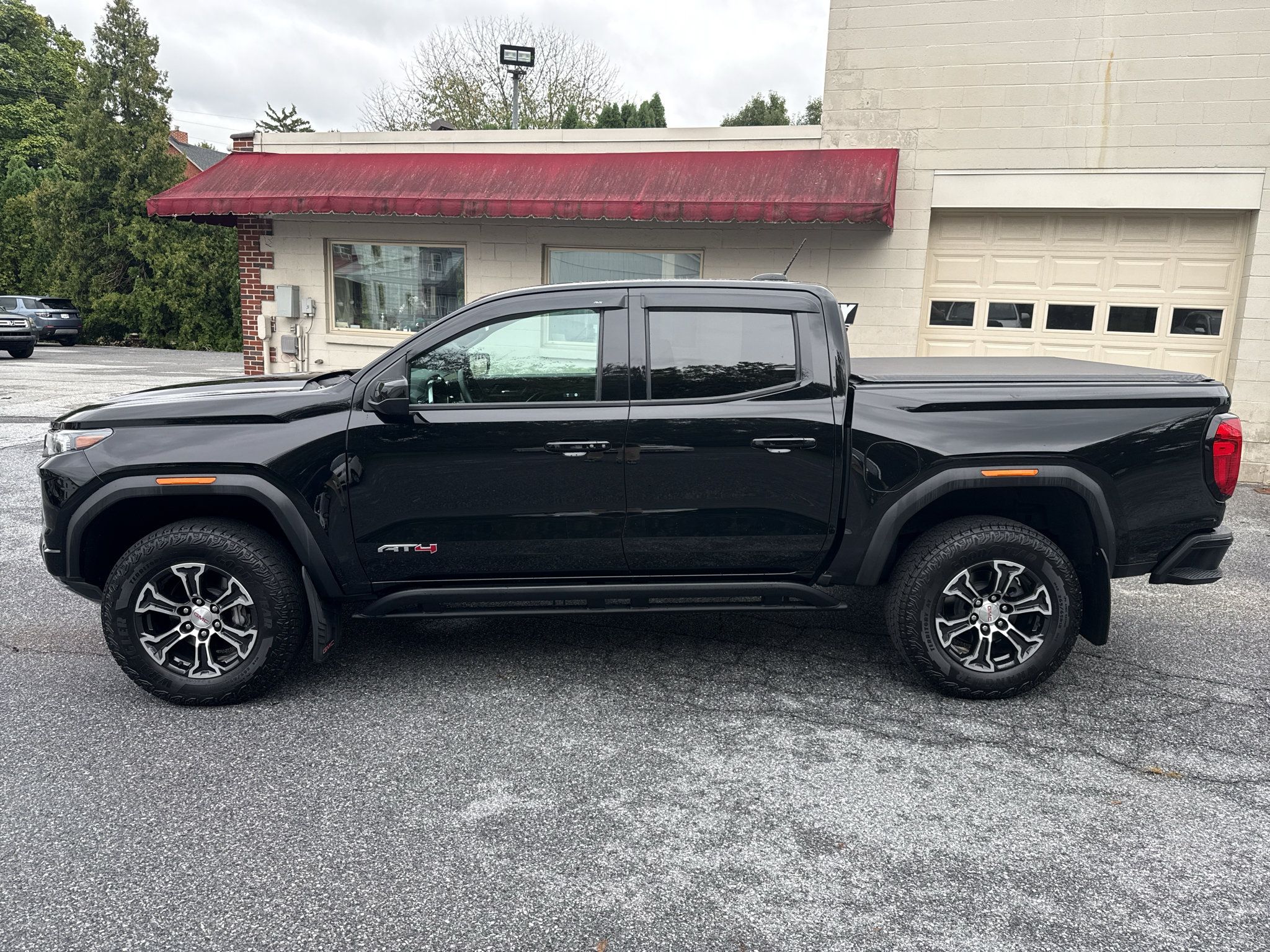 Used 2023 GMC Canyon AT4 w/ Canyon Safety Plus Package AWD/4WD image 2
