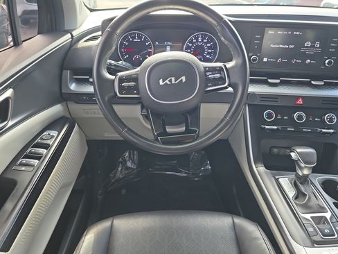 Used 2023 Kia Carnival LX FWD image 13