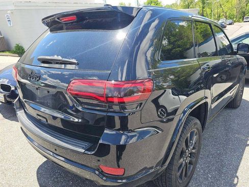 Used 2018 Jeep Grand Cherokee Altitude AWD/4WD image 11