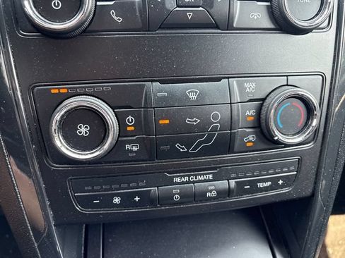 Used 2018 Ford Explorer XLT AWD/4WD image 23