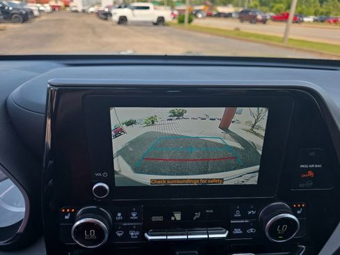 Used 2025 Toyota Highlander XLE AWD/4WD image 21