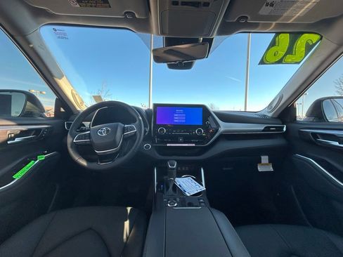 Used 2026 Toyota Highlander Platinum image 9