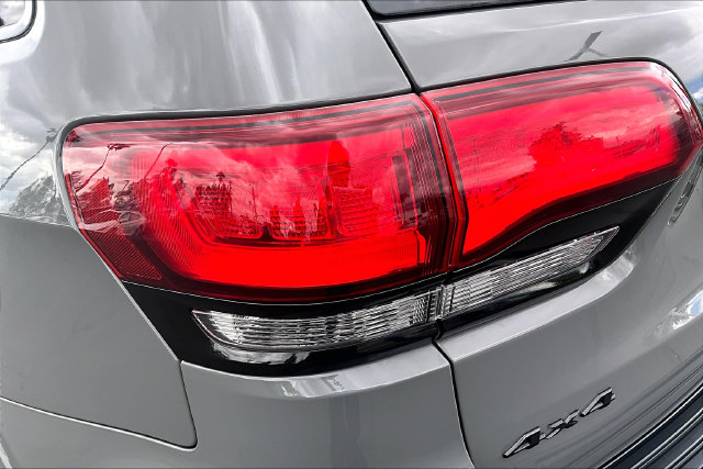 Used 2020 Jeep Grand Cherokee Laredo AWD/4WD image 23